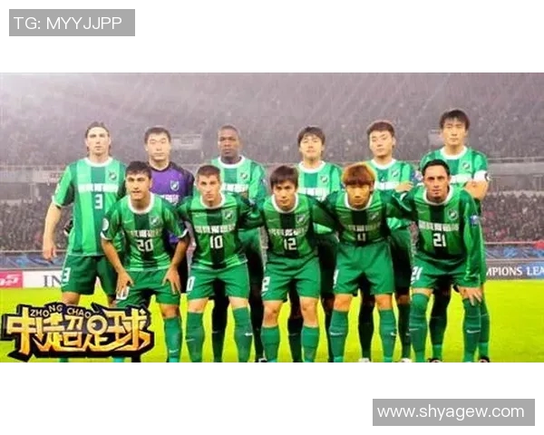 足球明星进球后激情奔向队友庆祝瞬间展现团队精神与默契配合